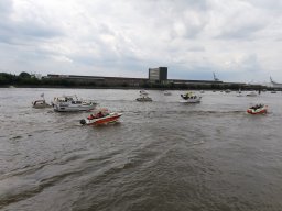 SchiffsDemo rettet die Dove Elbe